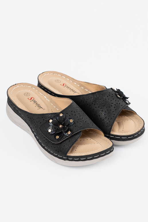 Sieviešu čības ar dekoratīvām ziediem...