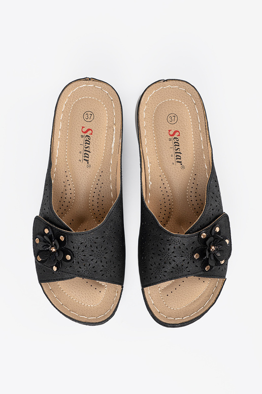 Sieviešu čības ar dekoratīvām ziediem...