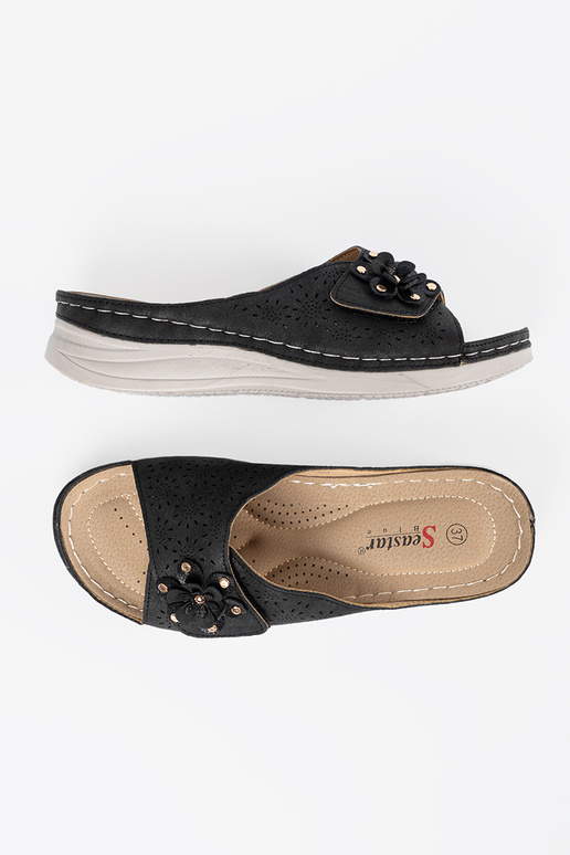 Sieviešu čības ar dekoratīvām ziediem...