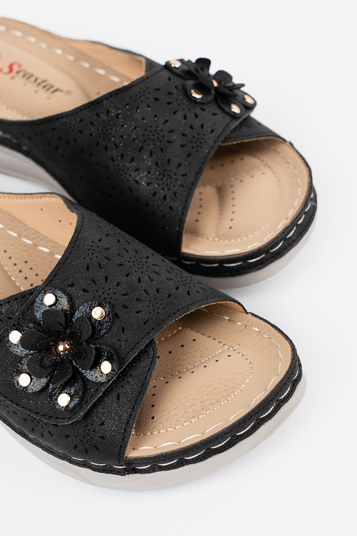 Sieviešu čības ar dekoratīvām ziediem...