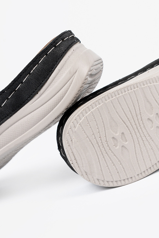 Sieviešu čības ar dekoratīvām ziediem...