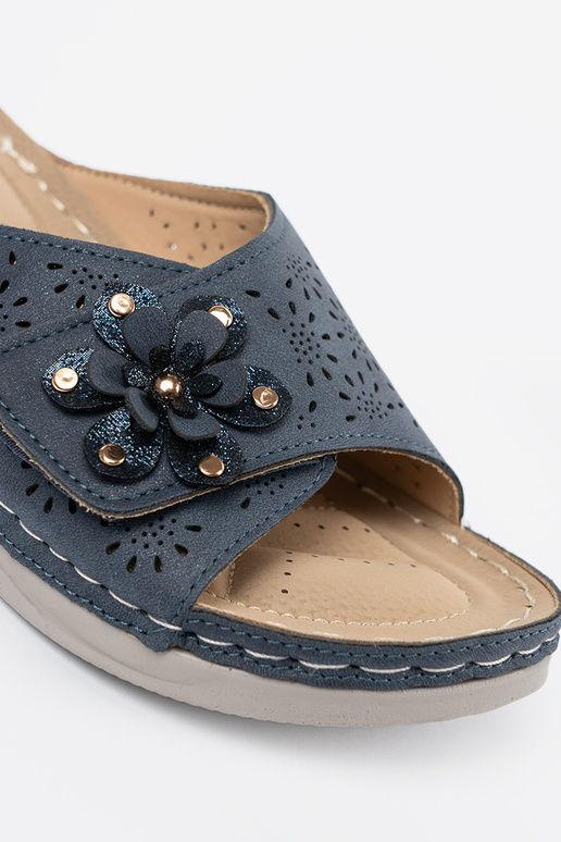 Sieviešu čības ar dekoratīvām ziediem...