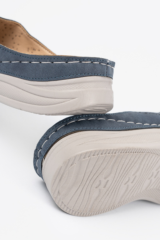 Sieviešu čības ar dekoratīvām ziediem...