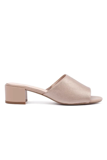 Smilšu krāsas čības uz...