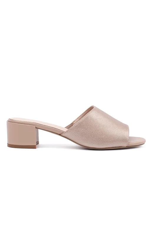 Smilšu krāsas čības uz augstiem...