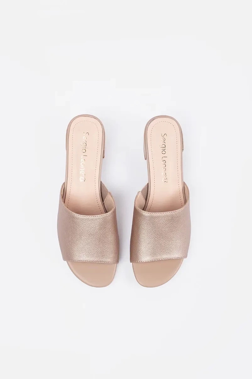 Smilšu krāsas čības uz augstiem...