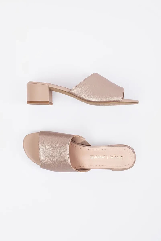 Smilšu krāsas čības uz augstiem...