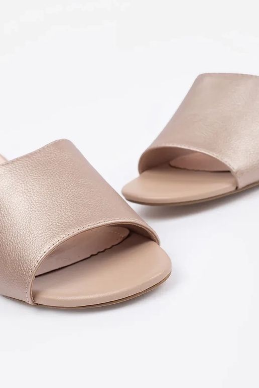 Smilšu krāsas čības uz augstiem...