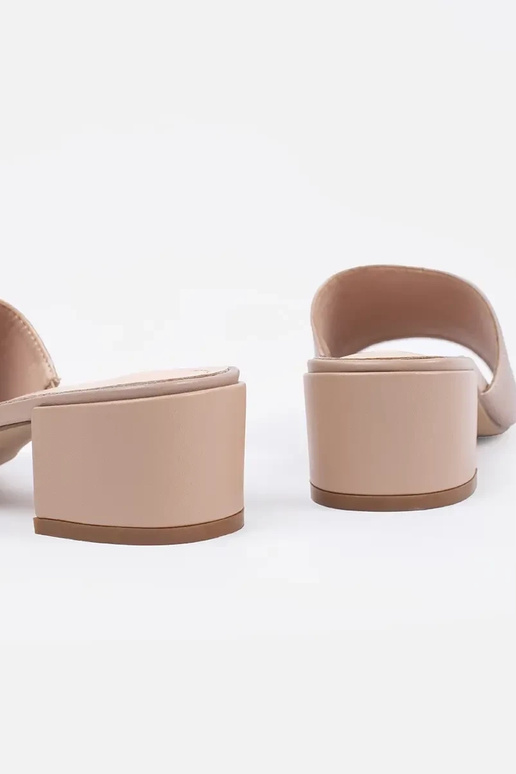 Smilšu krāsas čības uz augstiem...