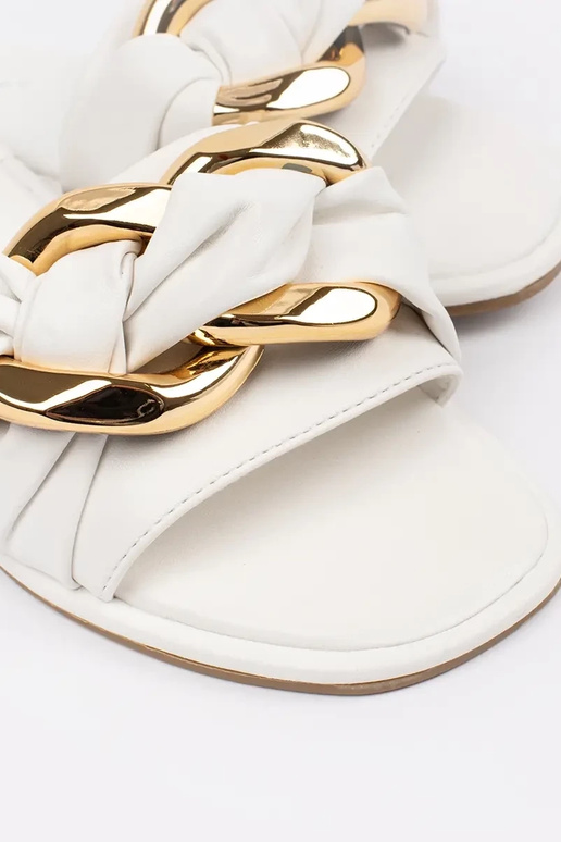 Baltas krāsas sieviešu dzīvokļu čības