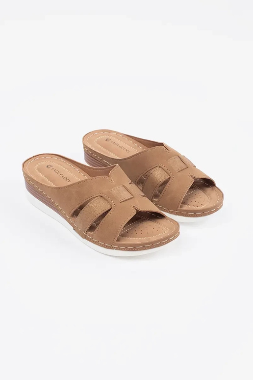 Ērtas čības uz zema pleca smilšu krāsā