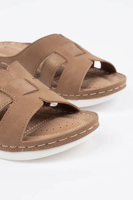 Ērtas čības uz zema pleca smilšu krāsā