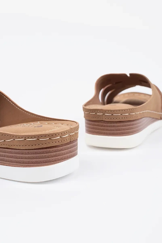 Ērtas čības uz zema pleca smilšu krāsā