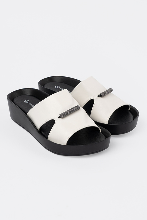 Baltas-melnas čības uz zema līmeņa Baltas-melnas čības uz zema līmeņa