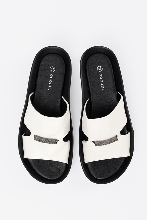 Baltas-melnas čības uz zema līmeņa Baltas-melnas čības uz zema līmeņa