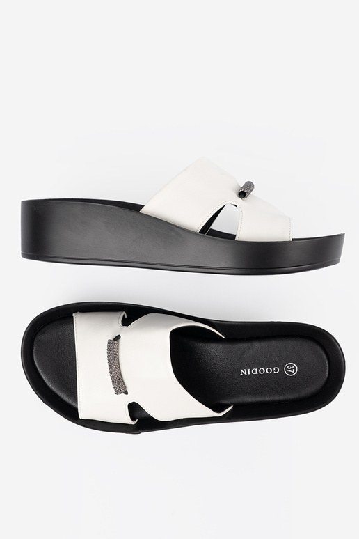 Baltas-melnas čības uz zema līmeņa Baltas-melnas čības uz zema līmeņa