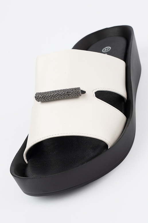 Baltas-melnas čības uz zema līmeņa Baltas-melnas čības uz zema līmeņa