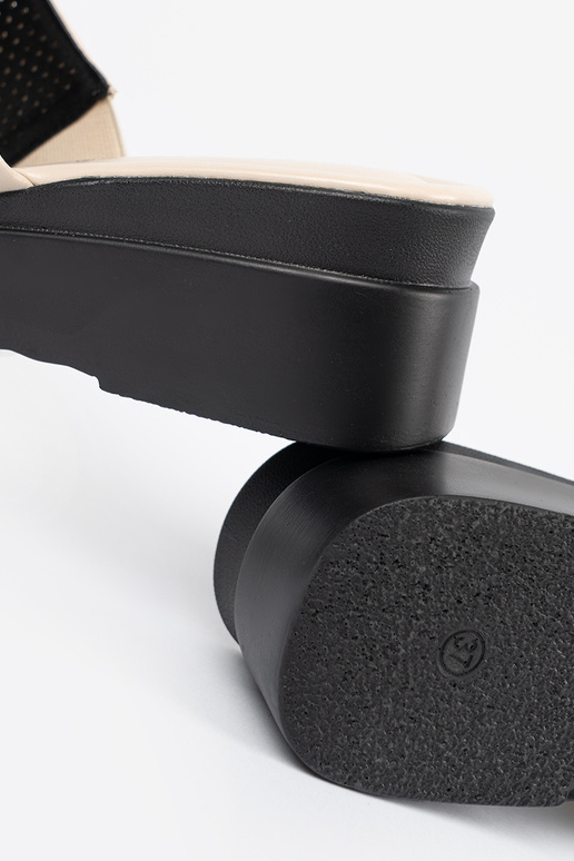 Sieviešu čības ar platformu smilškrāsā