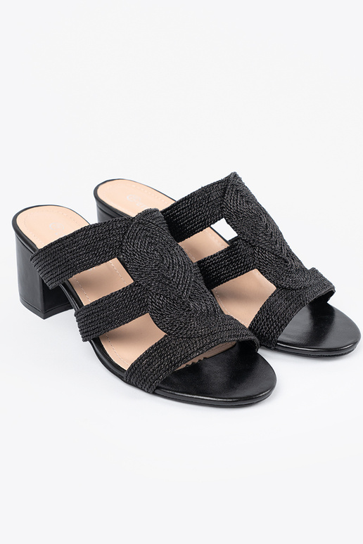 Melnu krāsu pinumi sandales uz...