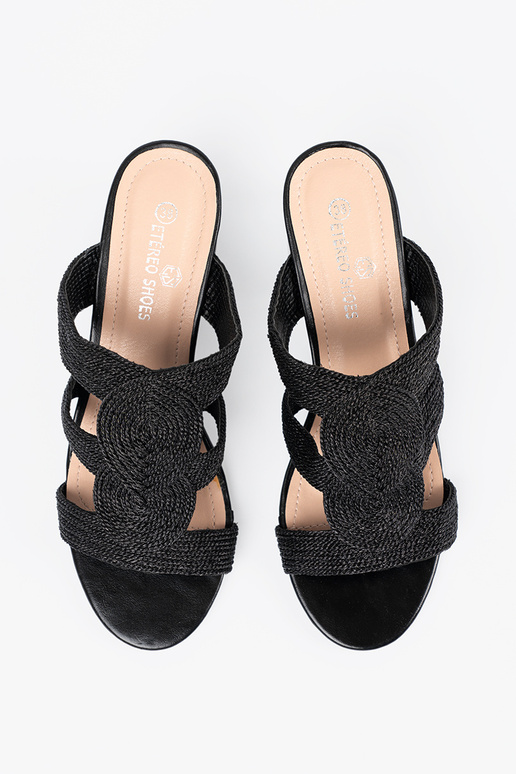 Melnu krāsu pinumi sandales uz...