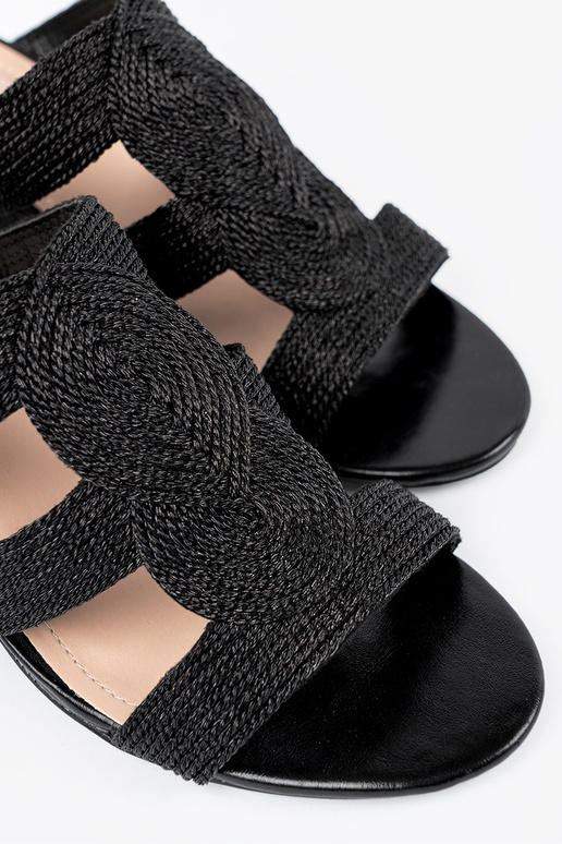 Melnu krāsu pinumi sandales uz...