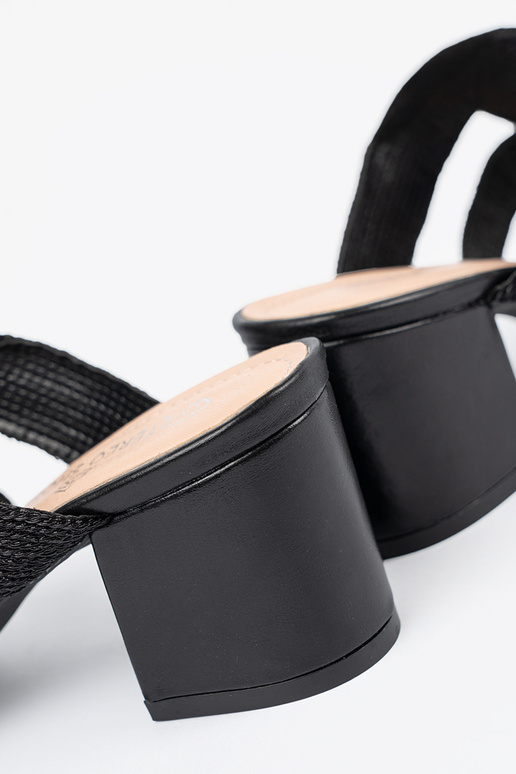 Melnu krāsu pinumi sandales uz...