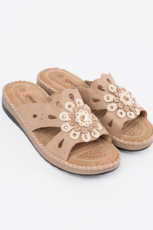 Sieviešu čības ar dekoratīvām ziediem...