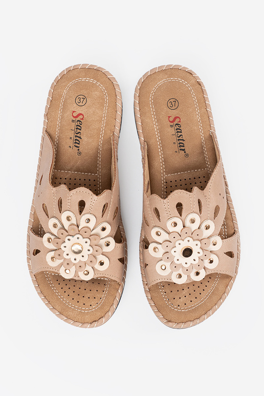 Sieviešu čības ar dekoratīvām ziediem...