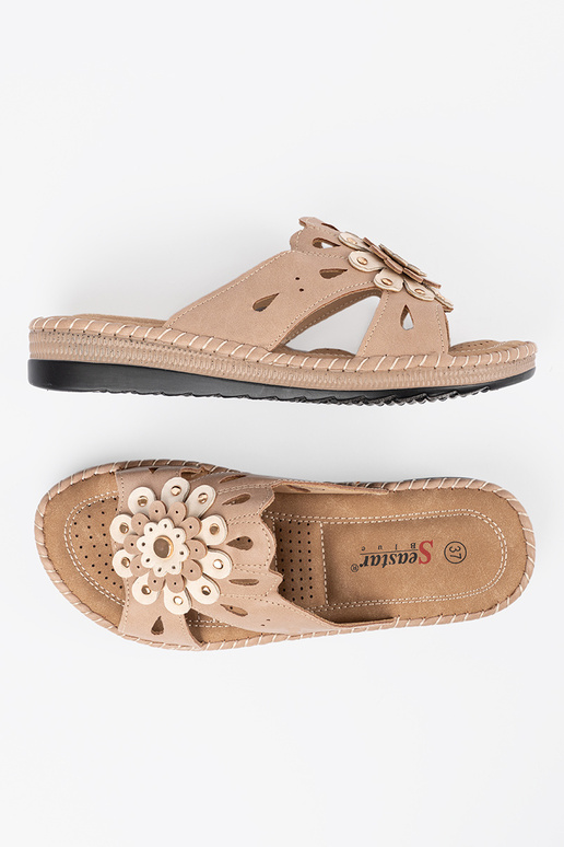 Sieviešu čības ar dekoratīvām ziediem...