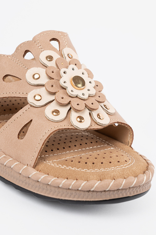 Sieviešu čības ar dekoratīvām ziediem...