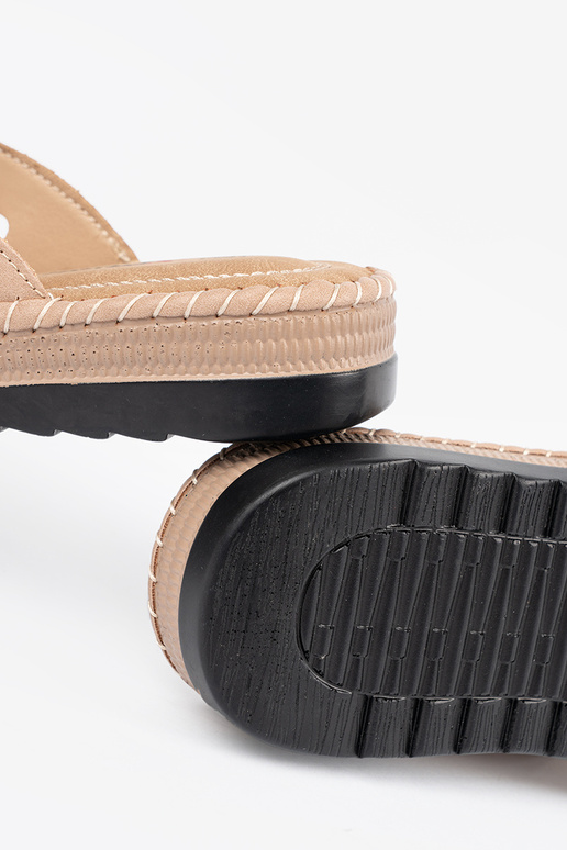 Sieviešu čības ar dekoratīvām ziediem...