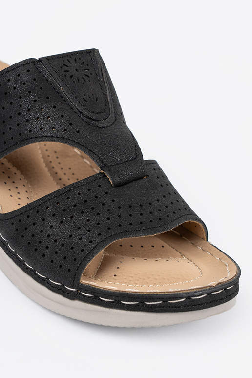 Ērtas čības ar aprīkojumu melnā krāsā Ērtas čības ar aprīkojumu melnā krāsā