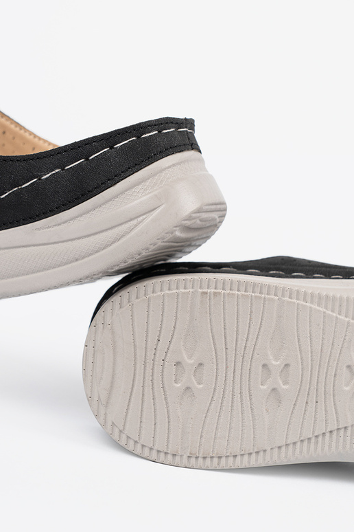 Ērtas čības ar aprīkojumu melnā krāsā Ērtas čības ar aprīkojumu melnā krāsā