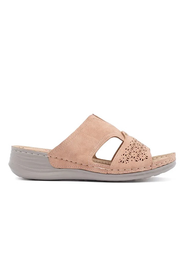 Rūsganas krāsas čības uz...