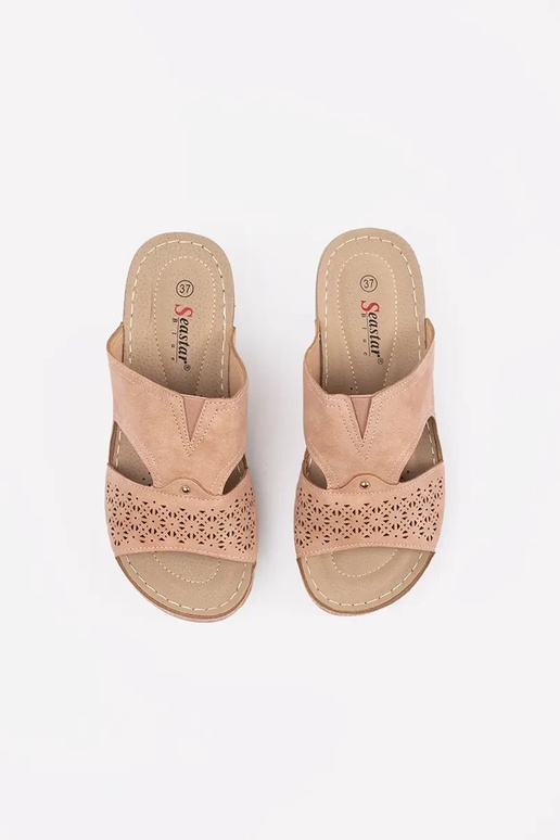 Rūsganas krāsas čības uz zema pleca