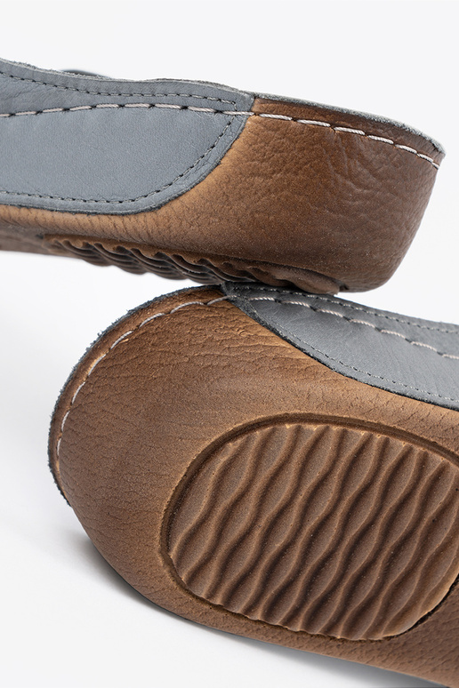 Ādas čības pelēkā krāsā