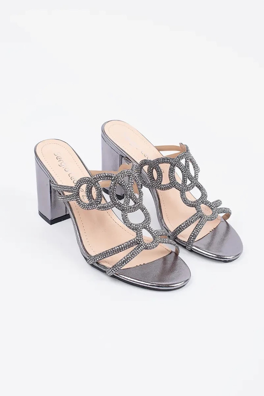 Sudraba krāsas čības uz augstiem... Sudraba krāsas čības uz augstiem...