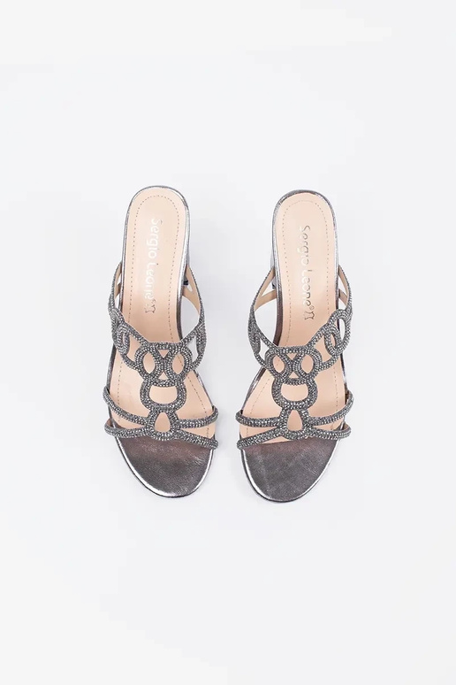 Sudraba krāsas čības uz augstiem... Sudraba krāsas čības uz augstiem...