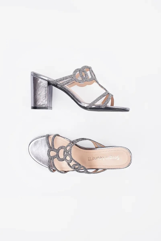 Sudraba krāsas čības uz augstiem... Sudraba krāsas čības uz augstiem...