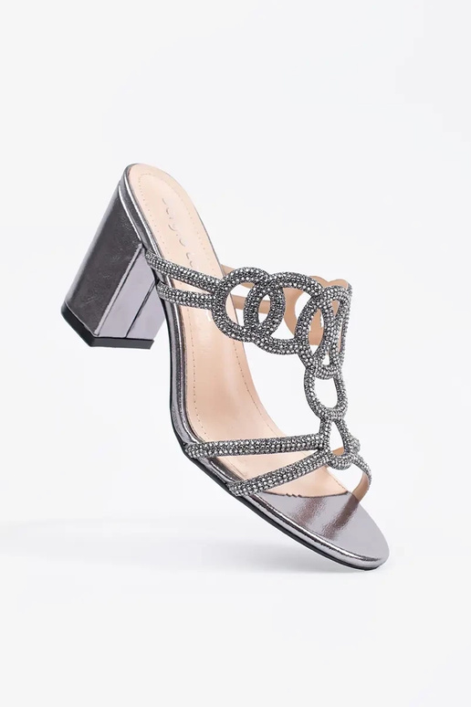 Sudraba krāsas čības uz augstiem... Sudraba krāsas čības uz augstiem...