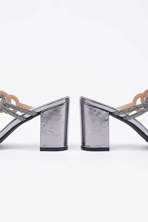 Sudraba krāsas čības uz augstiem... Sudraba krāsas čības uz augstiem...