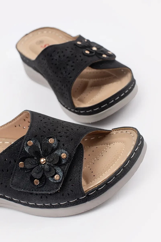 Melnas krāsas sieviešu čības uz bieza... Melnas krāsas sieviešu čības uz bieza...