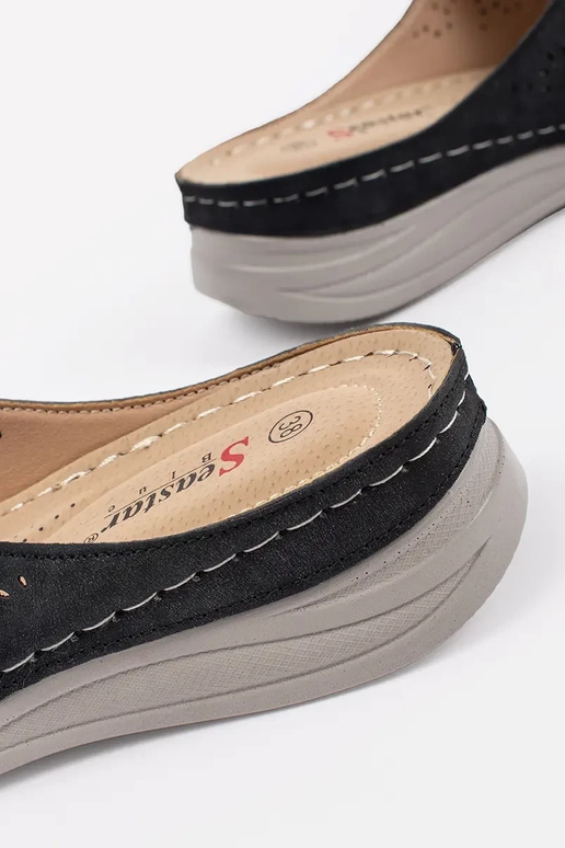 Melnas krāsas sieviešu čības uz bieza... Melnas krāsas sieviešu čības uz bieza...