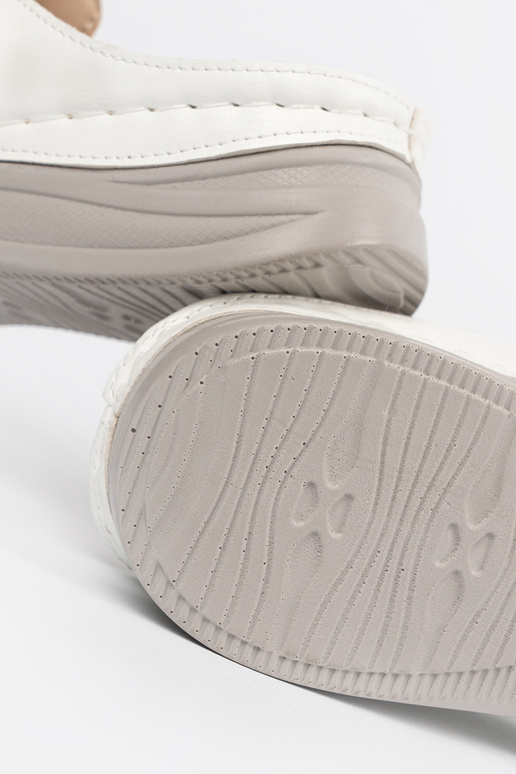 Čības ar aizvērtām pirkstiem un...