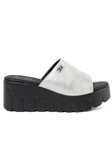 Čības ar melnu platformu...