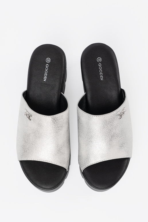 Čības ar melnu platformu sudraba krāsā Čības ar melnu platformu sudraba krāsā