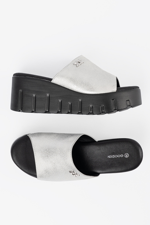 Čības ar melnu platformu sudraba krāsā Čības ar melnu platformu sudraba krāsā