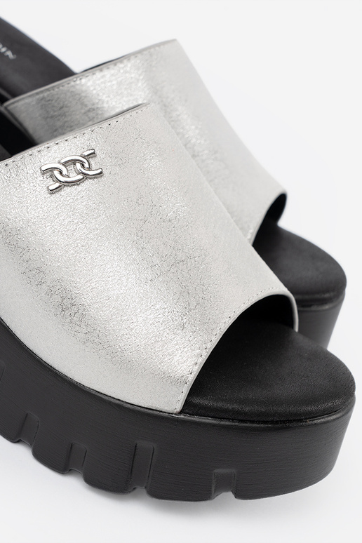 Čības ar melnu platformu sudraba krāsā Čības ar melnu platformu sudraba krāsā