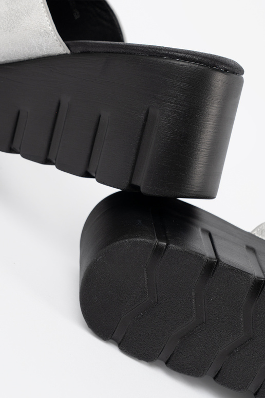 Čības ar melnu platformu sudraba krāsā Čības ar melnu platformu sudraba krāsā