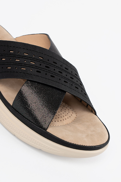 Čības ar platformu melnā krāsā Čības ar platformu melnā krāsā